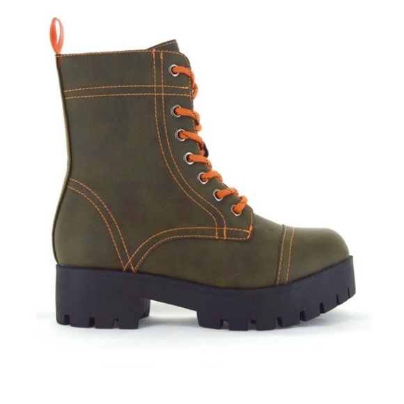 Seven7 Shoes - Women’s Seven7 brand Olive Green boots size 8